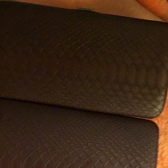 Ladies hard shell burgundy faux alligator skin, hard shell design wallet. - Picture 4 of 4